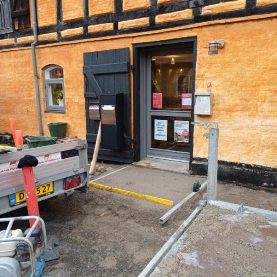Hovedindgangen til Nysted Bibliotek under renovering
