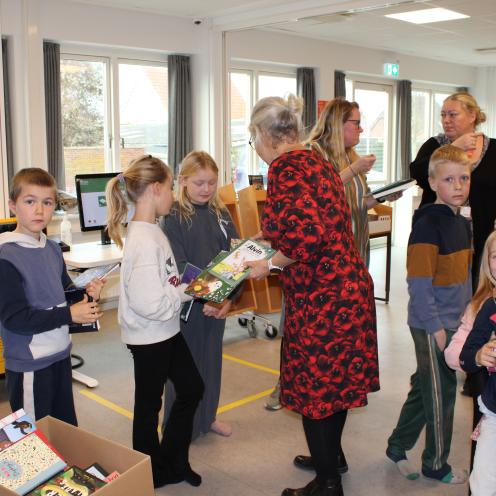 Elever kigger på bøger fra bogpakken